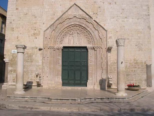 La porte de la chapelle templière de Sant Agostino d'Andria