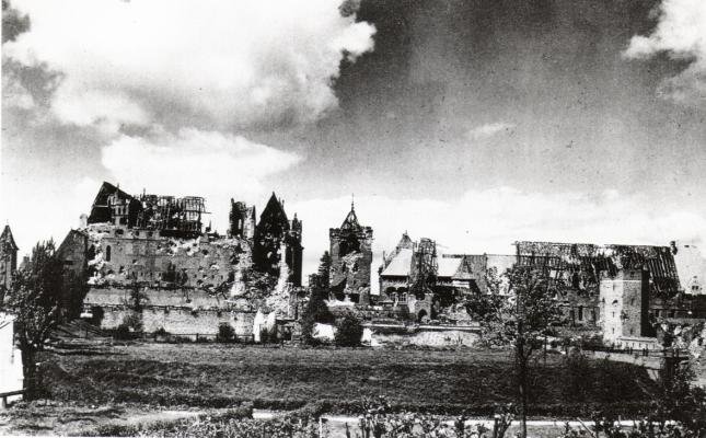 Le château en 1945, après le bombardement de l'Armée Rouge