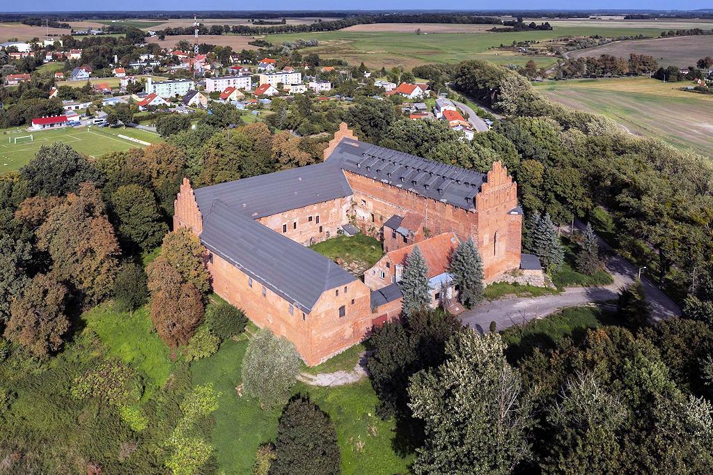 Vue aérienne du château teutonique de Barciany - © https://www.zamki.pl