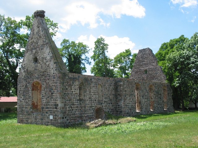 Les ruines de la chapelle templière de Dolgelin