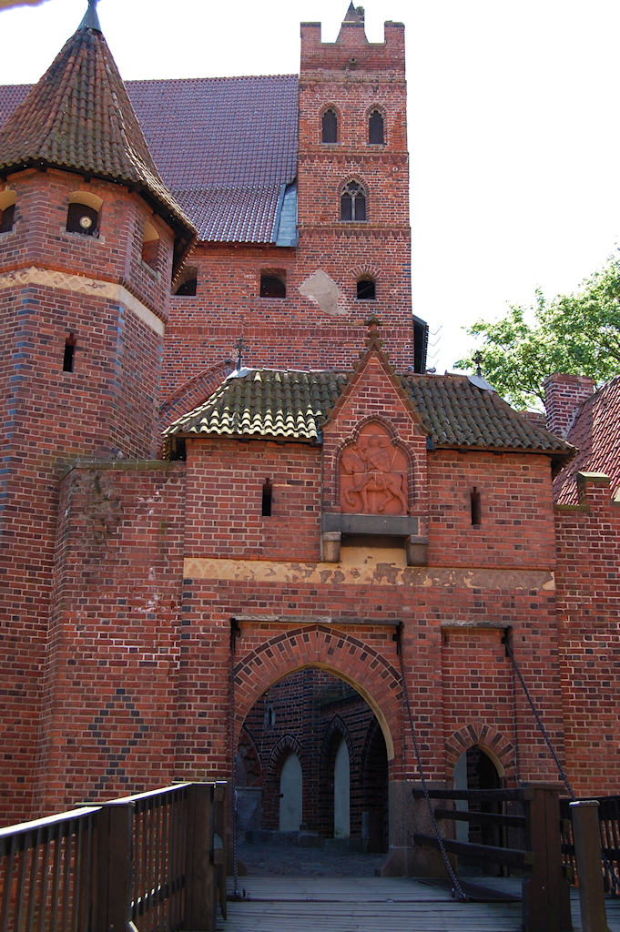 L'entrée au château haut depuis le château moyen