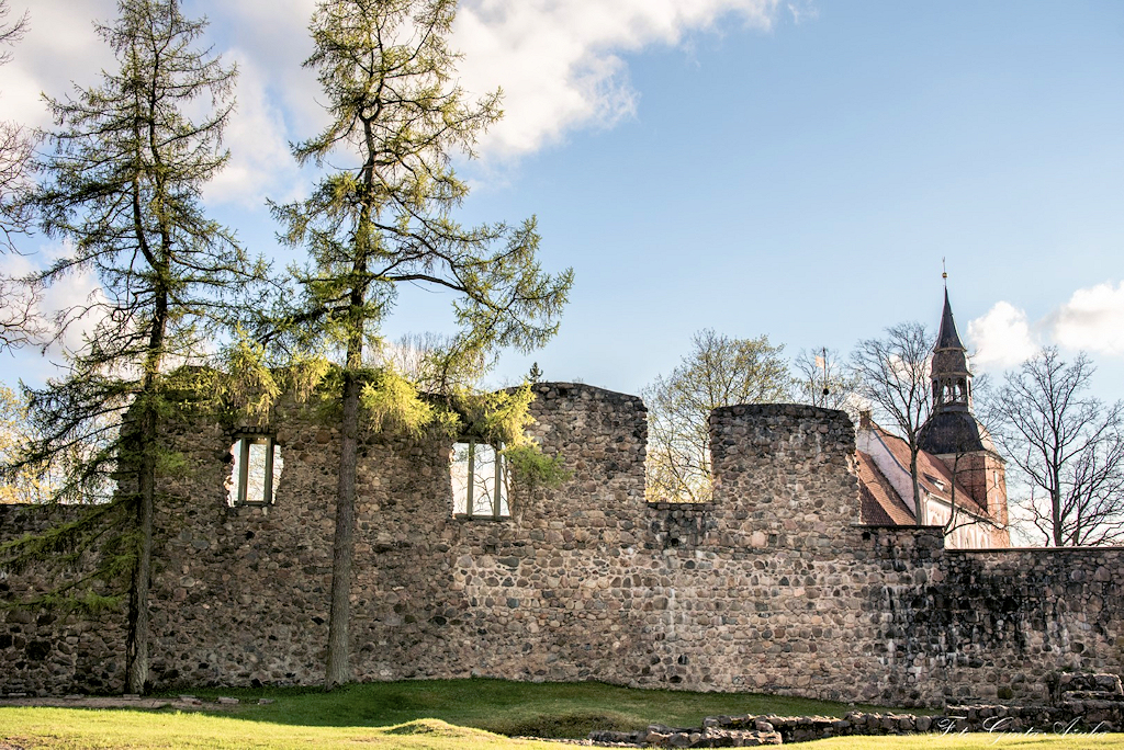 Photo des ruines du château de Valmiera (Wolmar)